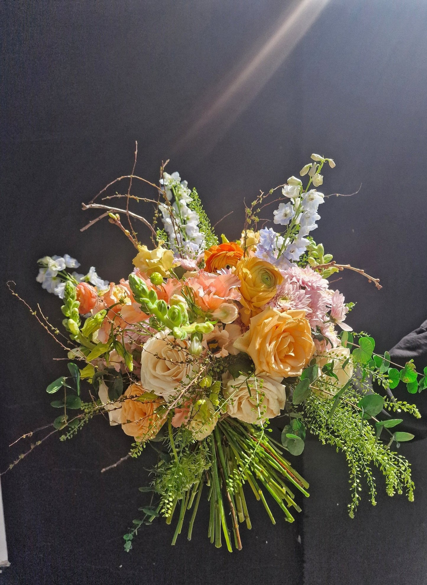 artesanal Ramo Dia de la Madre " LUZ " hecho a mano en Taller Floral by Vera Kiperi Zaragoza