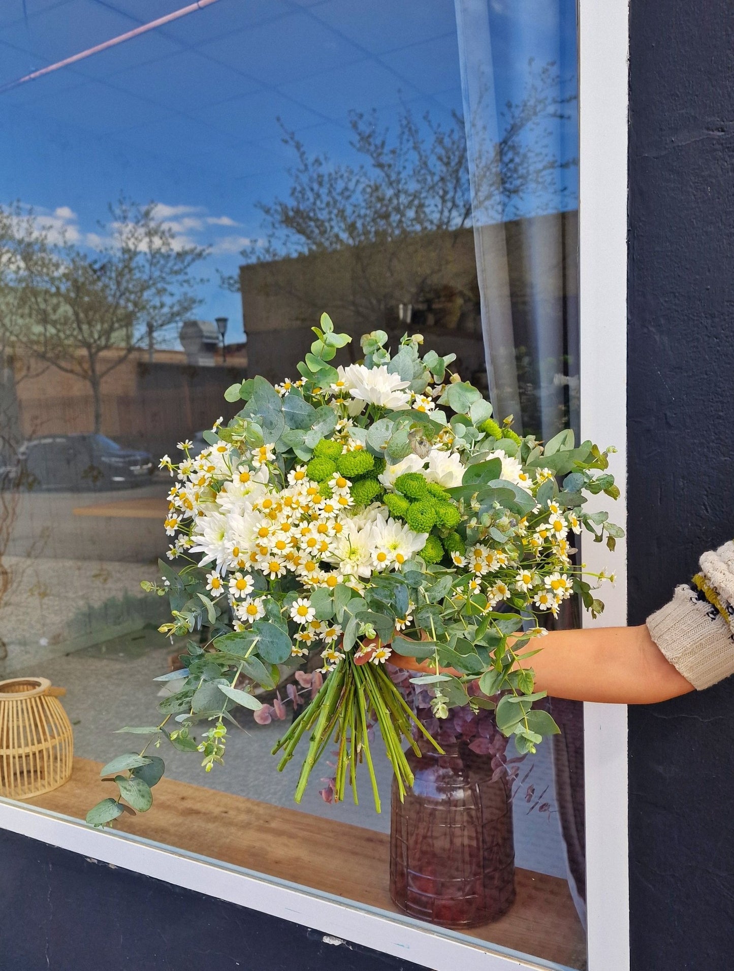 Ramo artesanal Ramo Margarita – flores frescas (edición limitada) hecho a mano en Taller Floral by Vera Kiperi Zaragoza