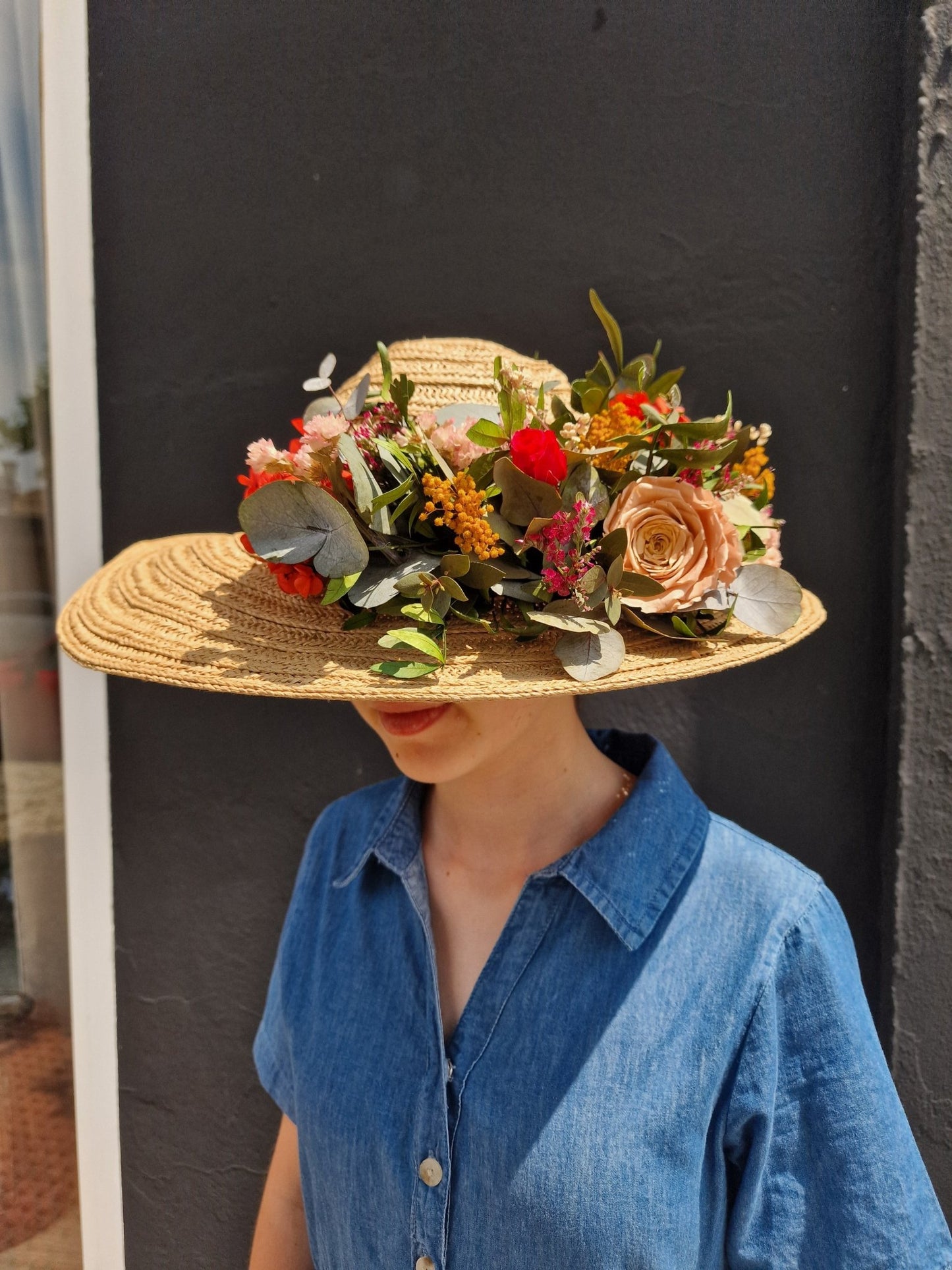 Sombrero artesanal Sombreros con Flores Preservadas hecho a mano en Taller Floral by Vera Kiperi Zaragoza
