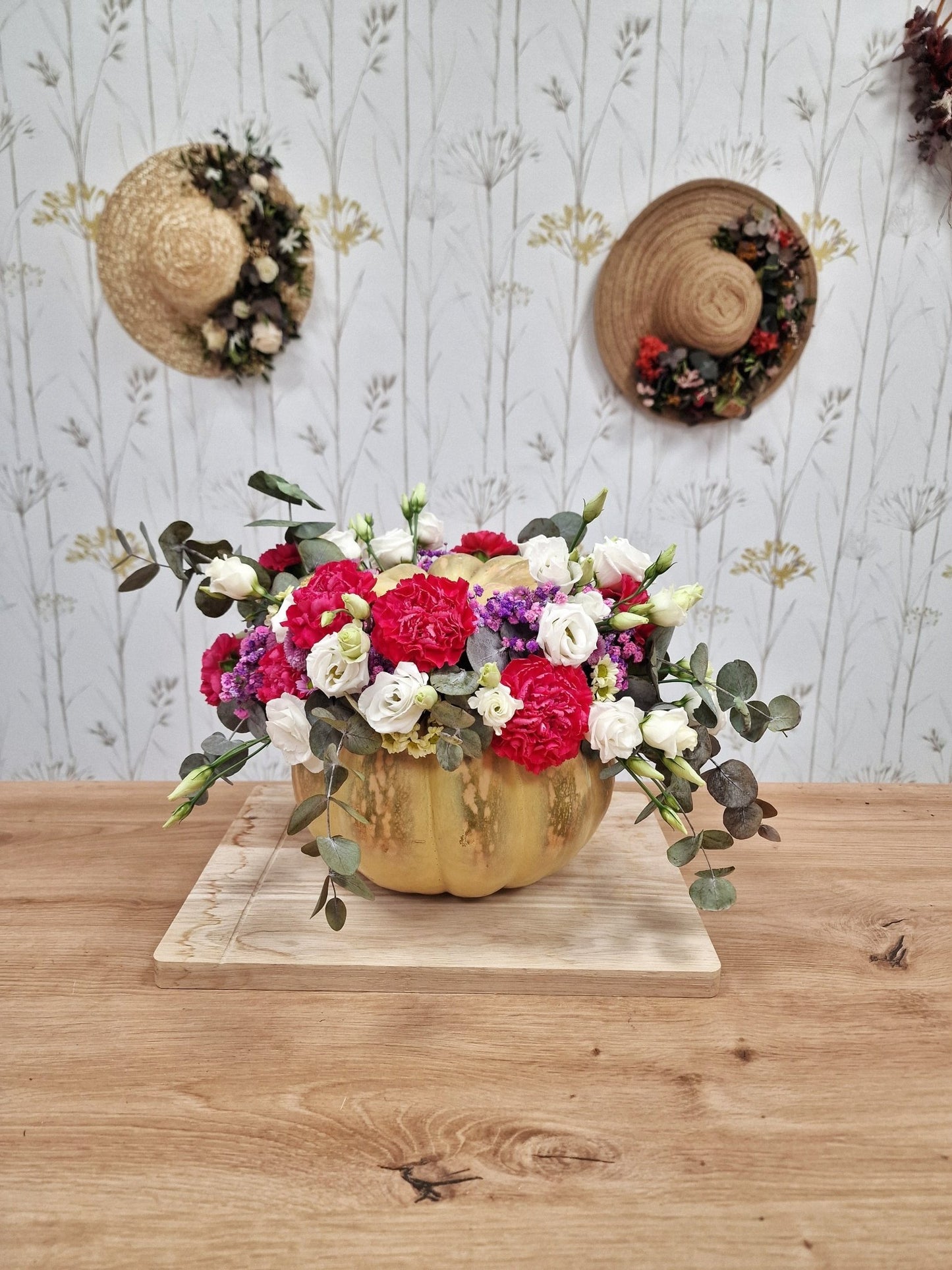 Taller artesanal Taller de Calabaza Decorada con Flores Naturales hecho a mano en Taller Floral by Vera Kiperi Zaragoza