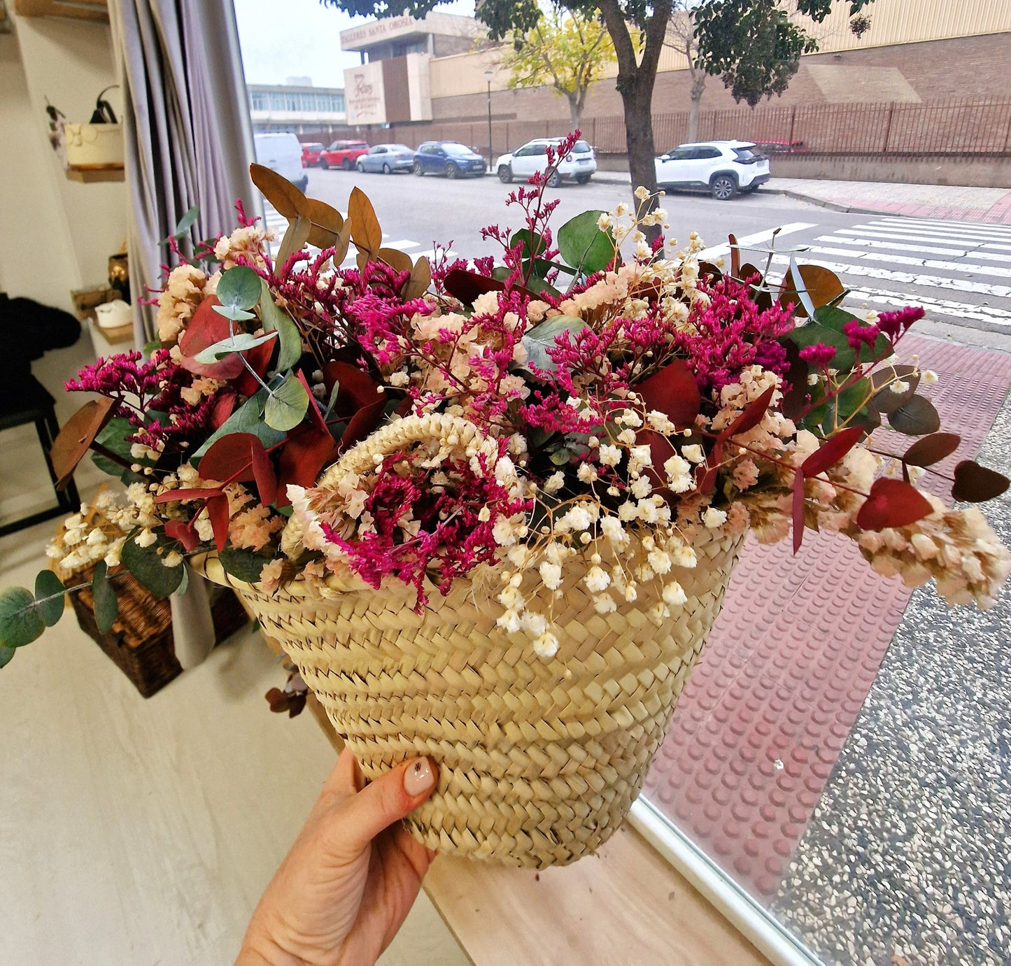 artesanal Taller de capazo con flores preservadas hecho a mano en Taller Floral by Vera Kiperi Zaragoza