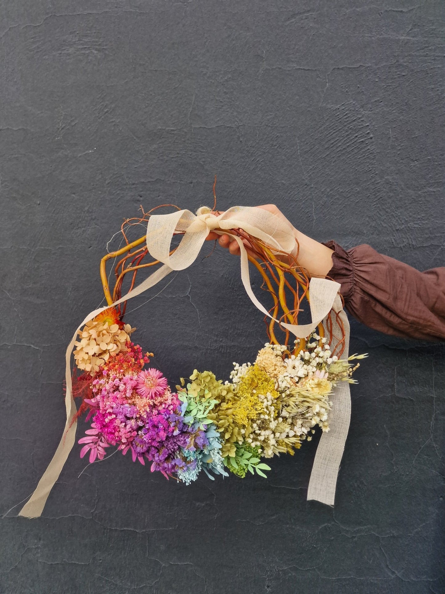 Taller artesanal Taller Corona Arcoiris con Flores preservadas hecho a mano en Taller Floral by Vera Kiperi Zaragoza