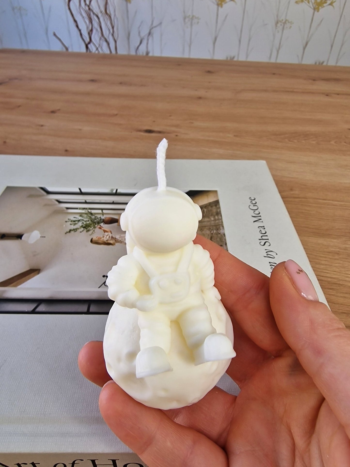 Vela artesanal Vela Astronauta en la Luna hecho a mano en Taller Floral by Vera Kiperi Zaragoza