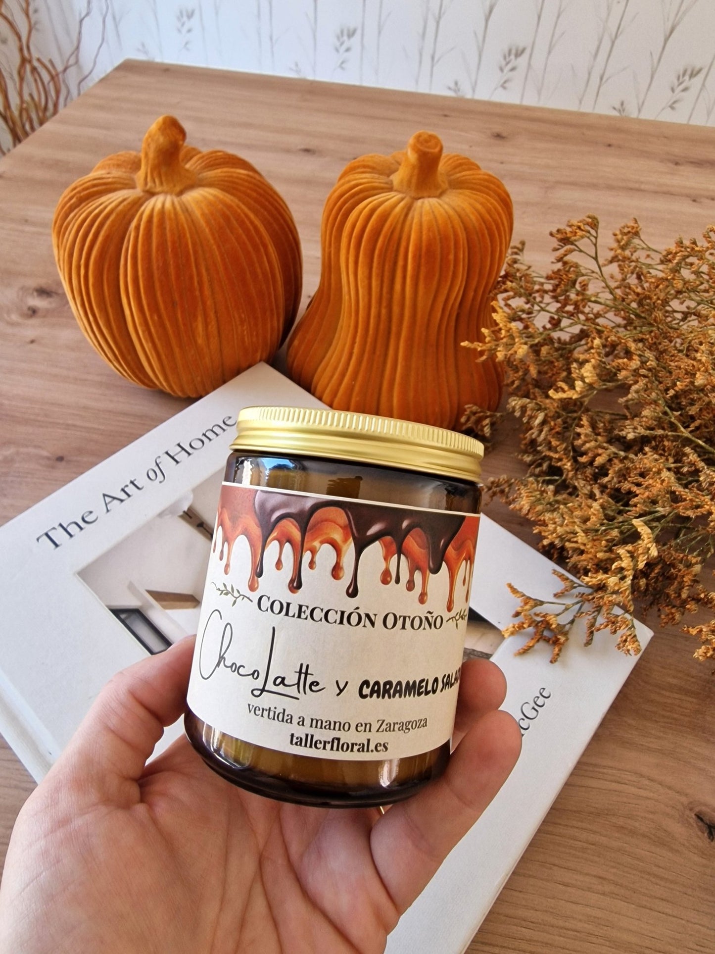 Vela artesanal Vela “ChocoLatte y Caramelo Salado” – Colección Otoño hecho a mano en Taller Floral by Vera Kiperi Zaragoza
