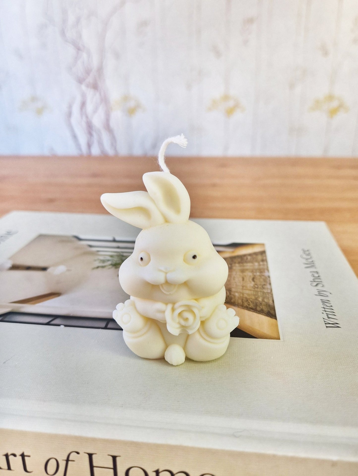 Vela artesanal Vela Conejito con Flor hecho a mano en Taller Floral by Vera Kiperi Zaragoza