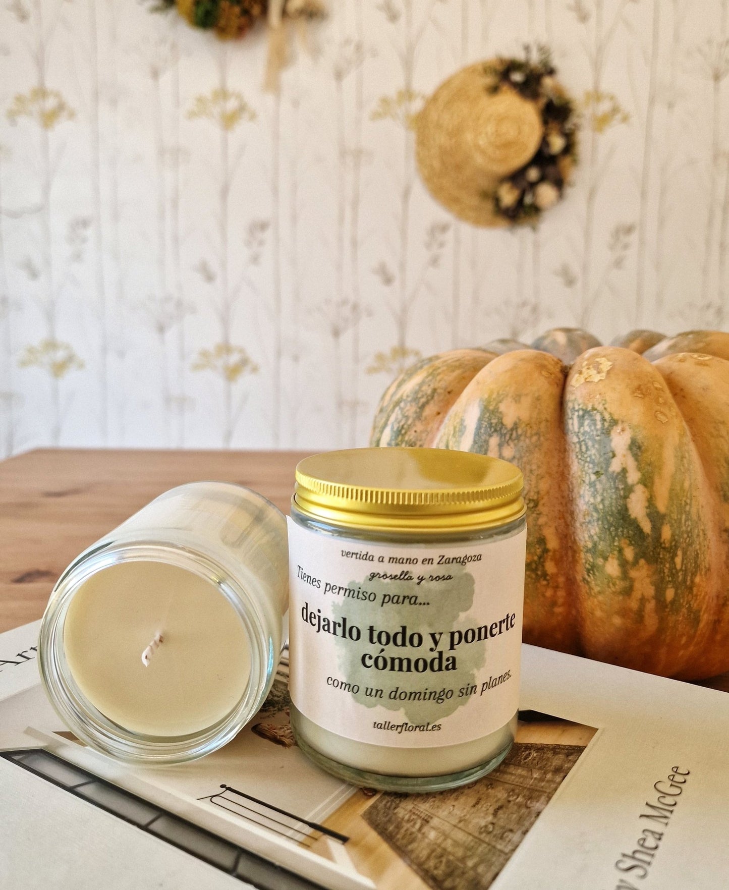 Vela artesanal Velas Inspiradoras – “Dejarlo todo y ponerte cómoda” – Grosella y rosa hecho a mano en Taller Floral by Vera Kiperi Zaragoza