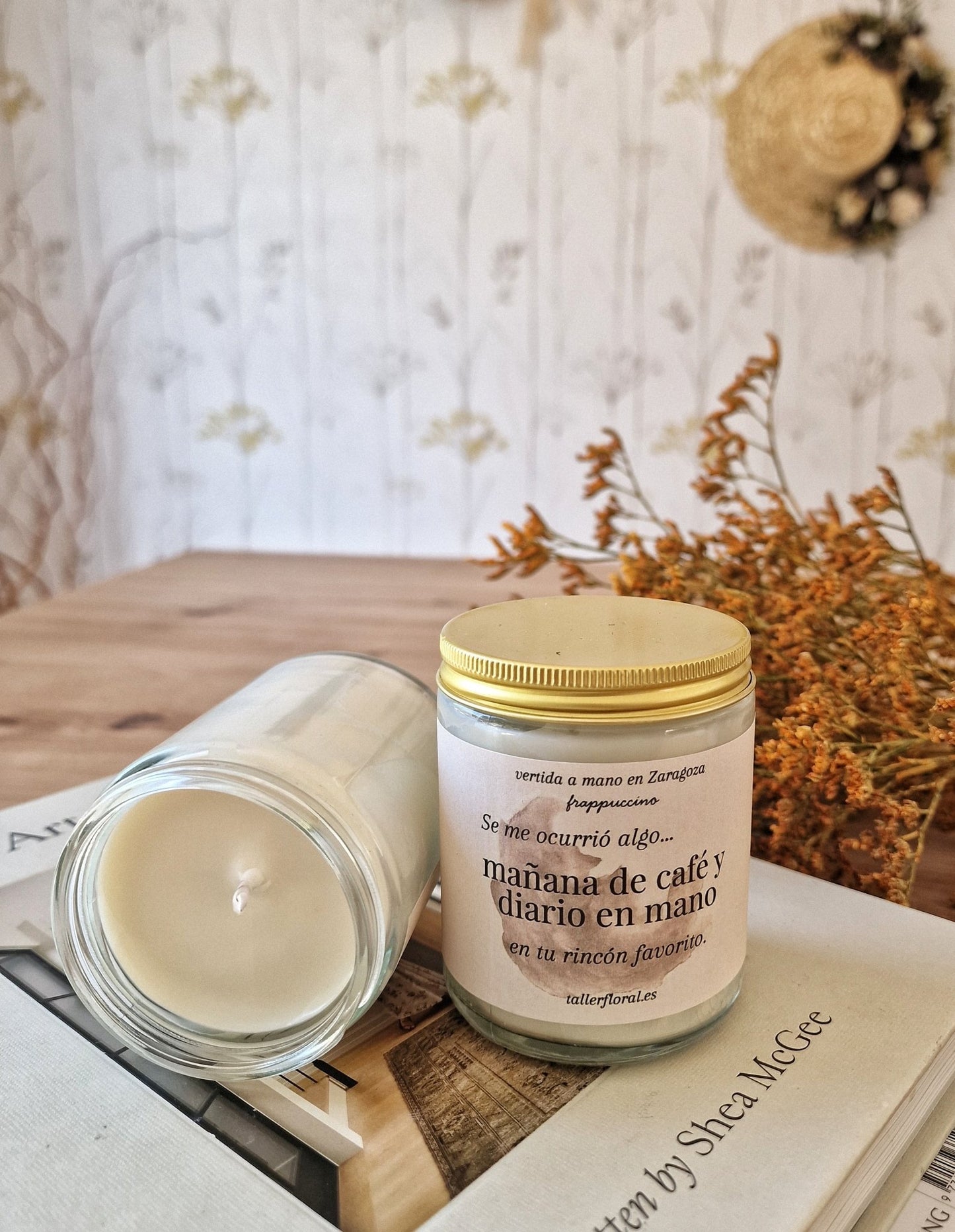 Vela artesanal Velas Inspiradoras – “Mañana de café y diario en mano” – Frappuccino hecho a mano en Taller Floral by Vera Kiperi Zaragoza