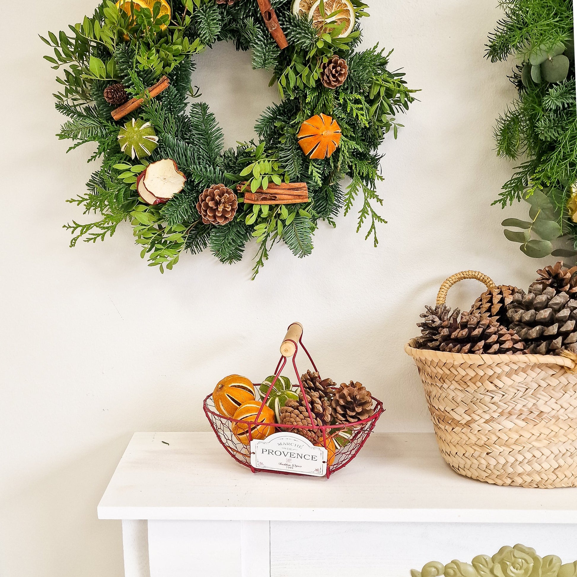 Corona artesanal Aroma Invernal hecho a mano en Taller Floral by Vera Kiperi Zaragoza