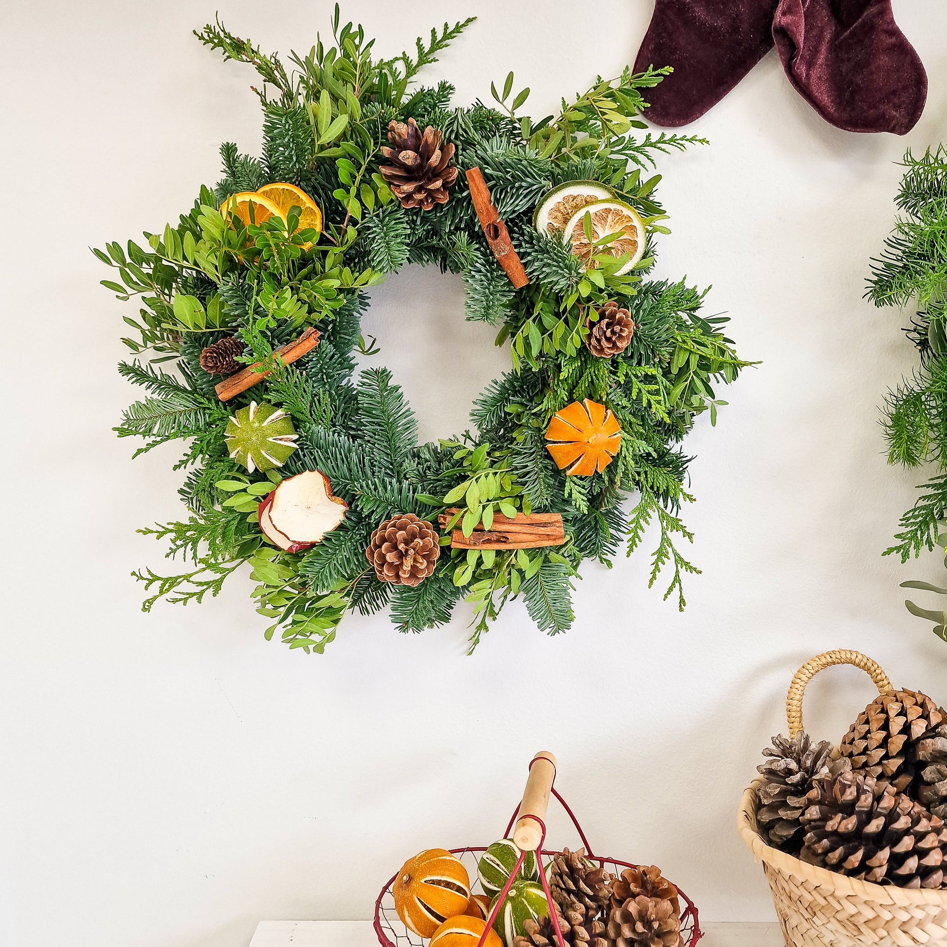 Corona artesanal Aroma Invernal hecho a mano en Taller Floral by Vera Kiperi Zaragoza