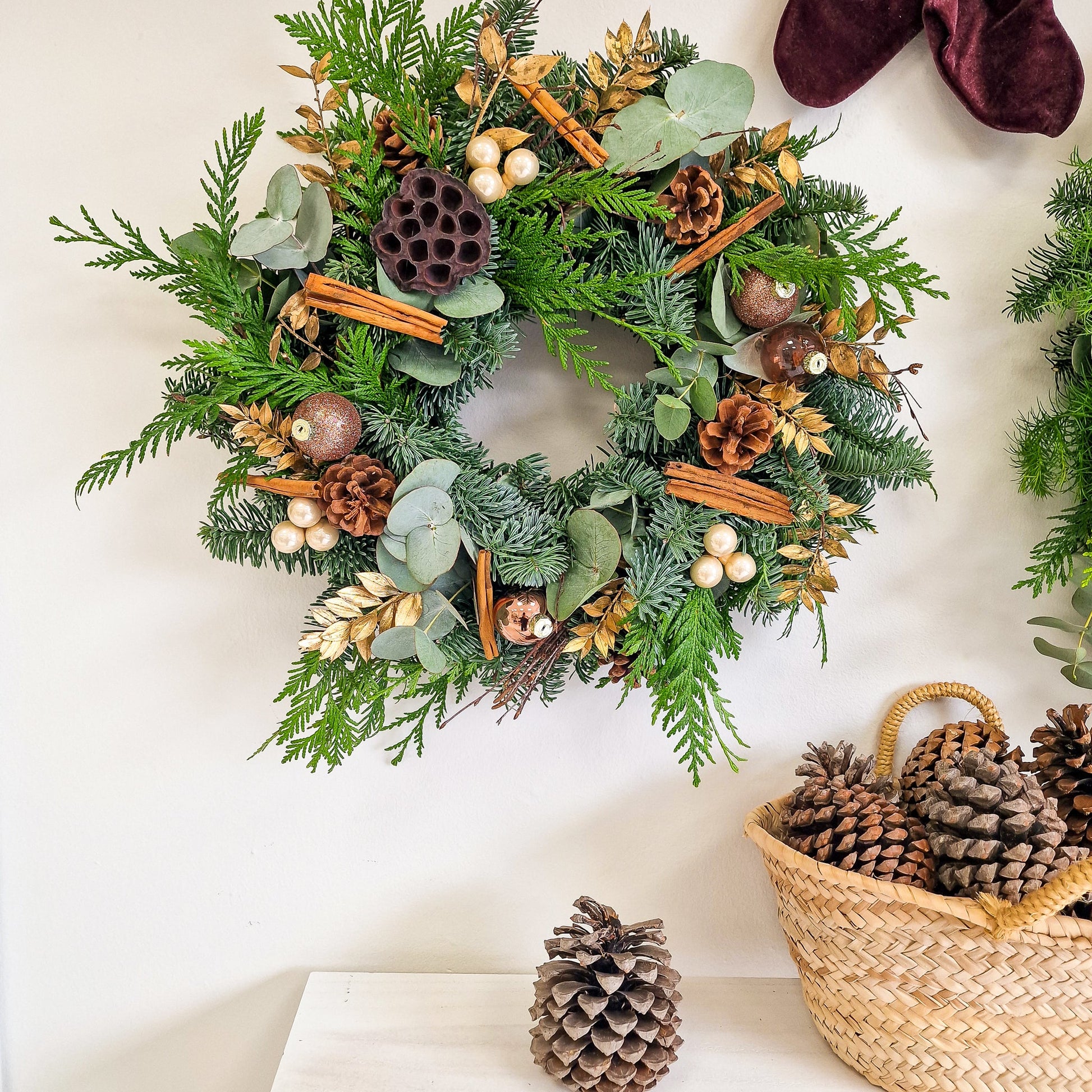 Corona artesanal Brillo Dorado hecho a mano en Taller Floral by Vera Kiperi Zaragoza