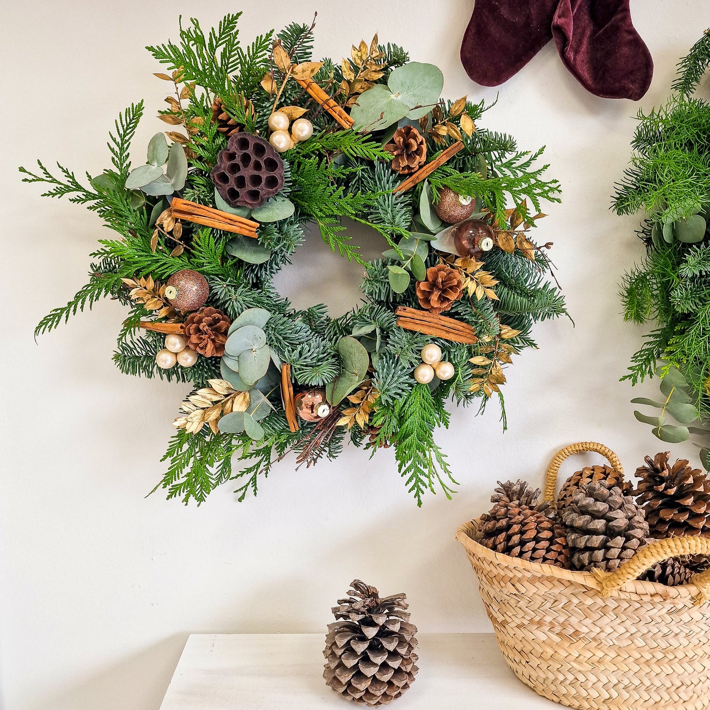 Corona artesanal Brillo Dorado hecho a mano en Taller Floral by Vera Kiperi Zaragoza