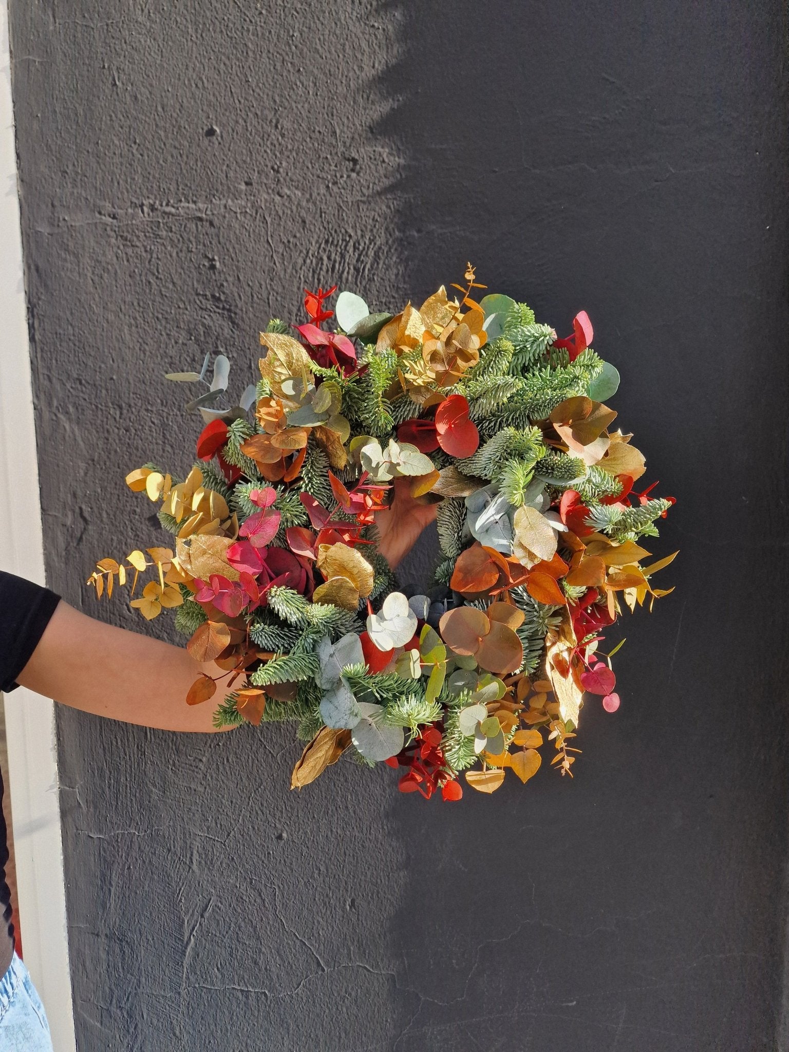 artesanal Corona Navidad con Eucalipto de colores hecho a mano en Taller Floral by Vera Kiperi Zaragoza