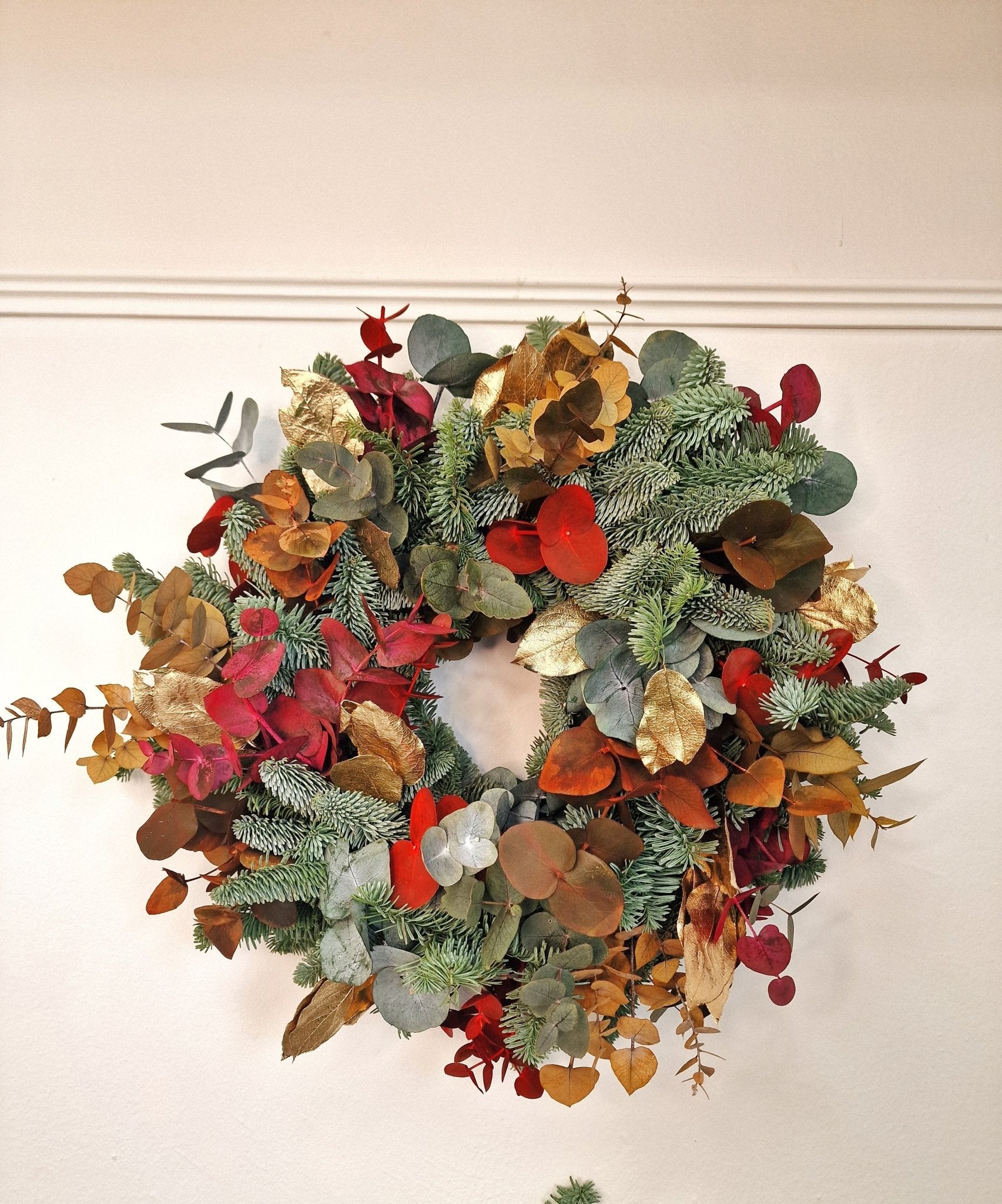 artesanal Corona Navidad con Eucalipto de colores hecho a mano en Taller Floral by Vera Kiperi Zaragoza