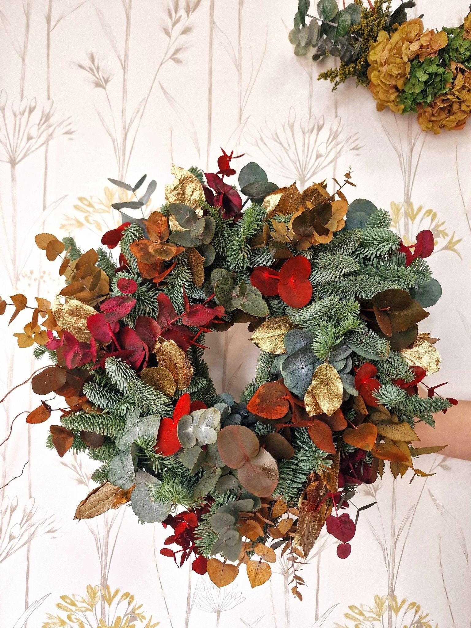 artesanal Corona Navidad con Eucalipto de colores hecho a mano en Taller Floral by Vera Kiperi Zaragoza