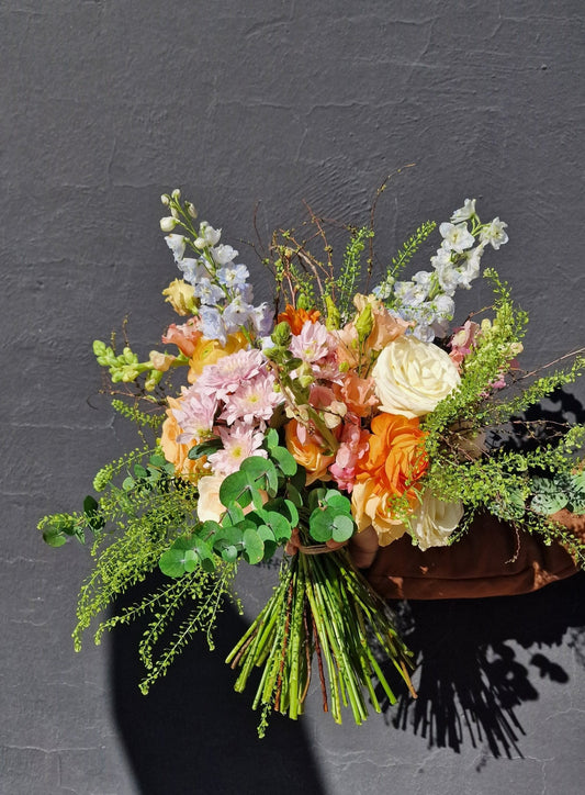 artesanal Ramo Dia de la Madre " LUZ " hecho a mano en Taller Floral by Vera Kiperi Zaragoza