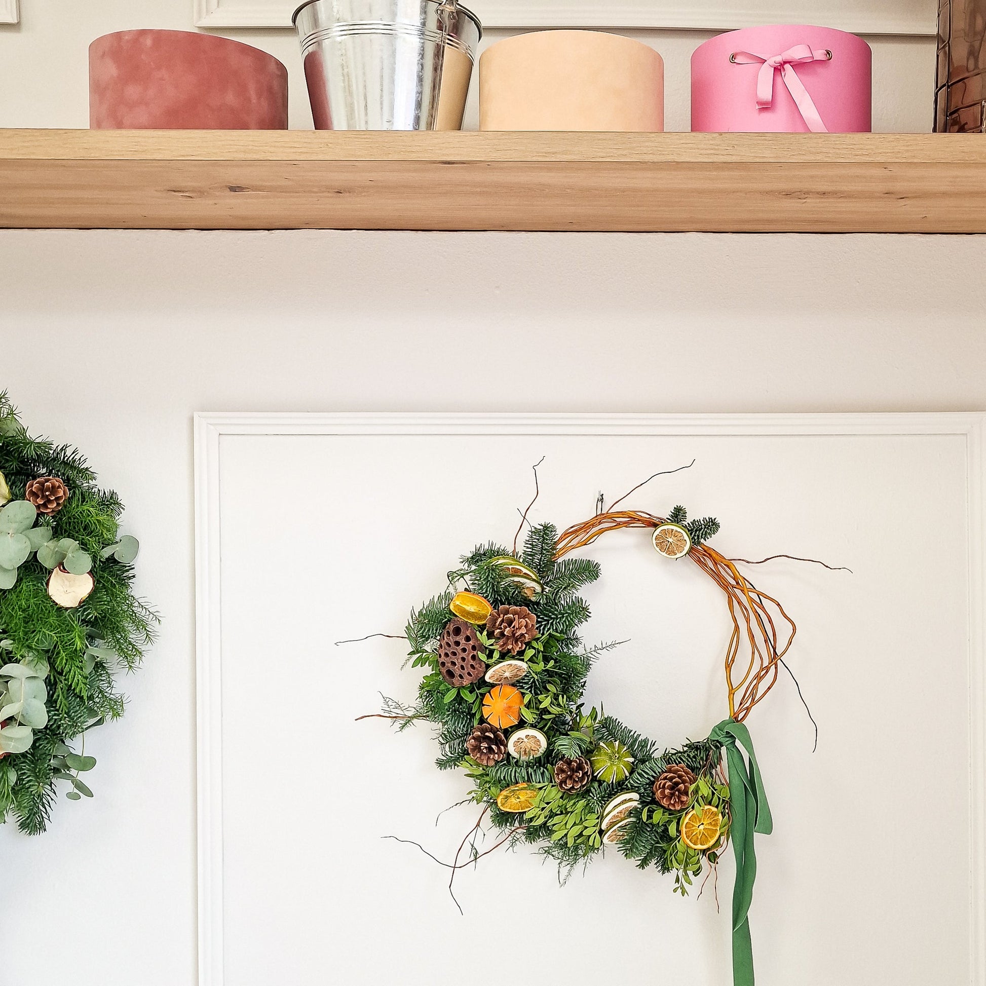 Corona artesanal Serena Verde hecho a mano en Taller Floral by Vera Kiperi Zaragoza