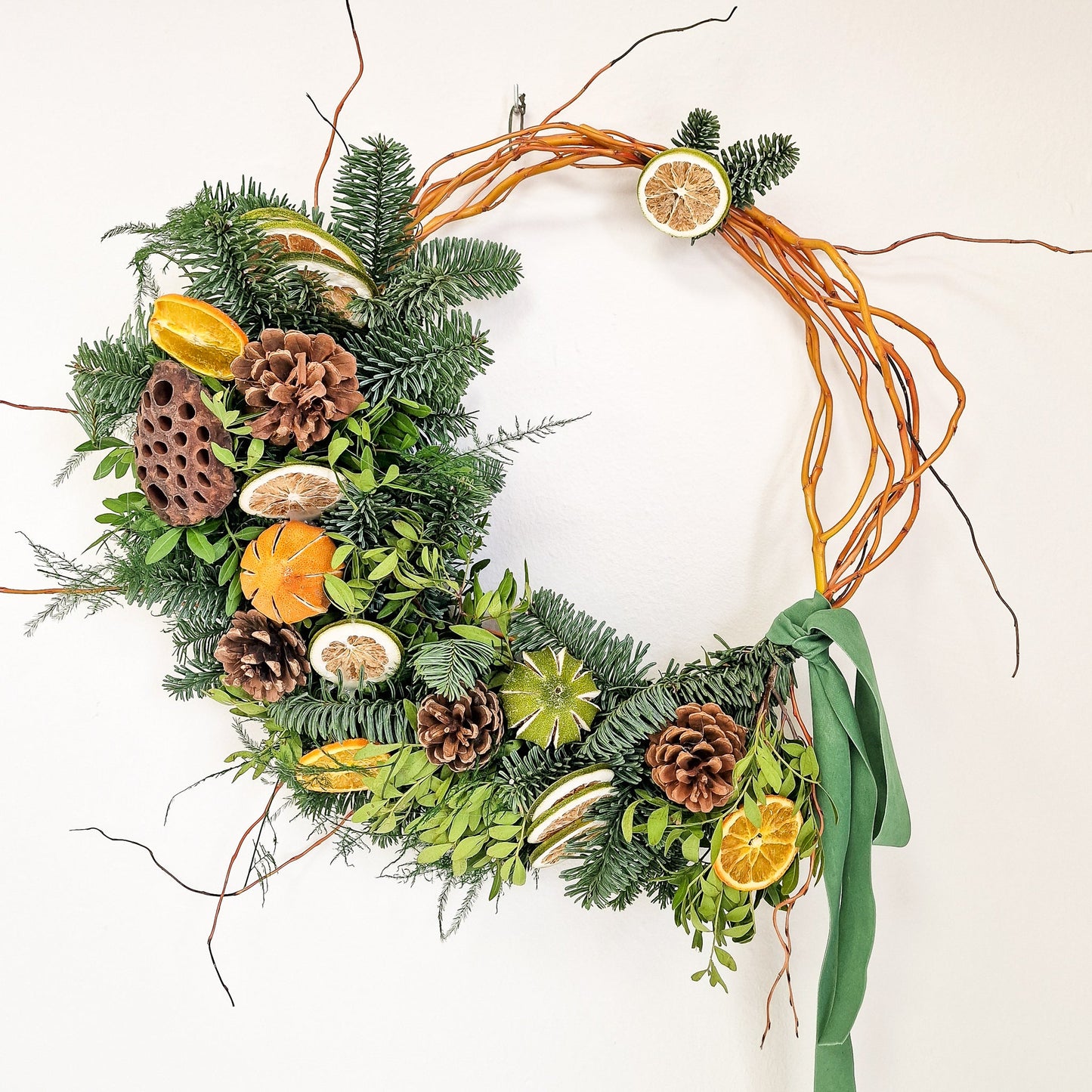 Corona artesanal Serena Verde hecho a mano en Taller Floral by Vera Kiperi Zaragoza