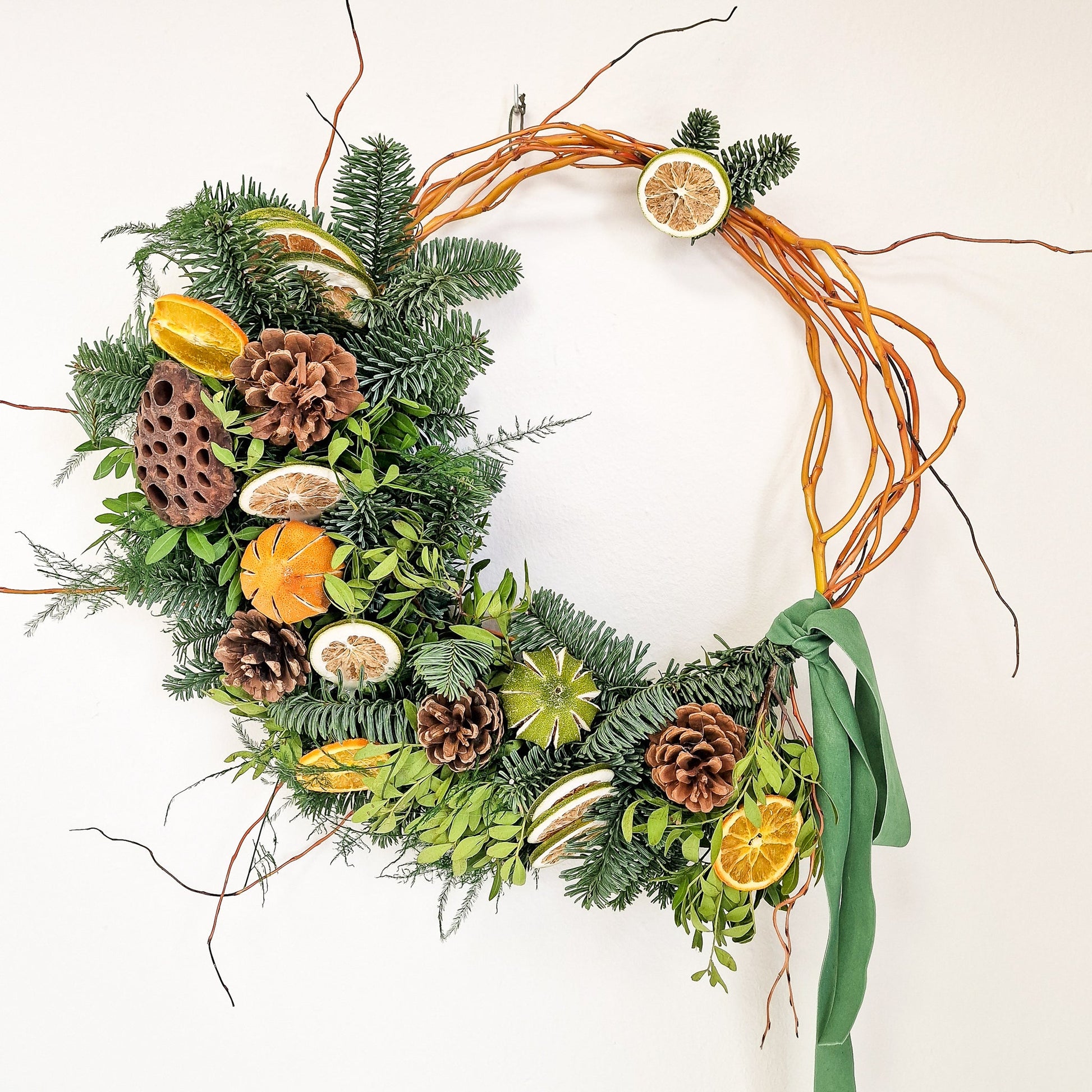 Corona artesanal Serena Verde hecho a mano en Taller Floral by Vera Kiperi Zaragoza