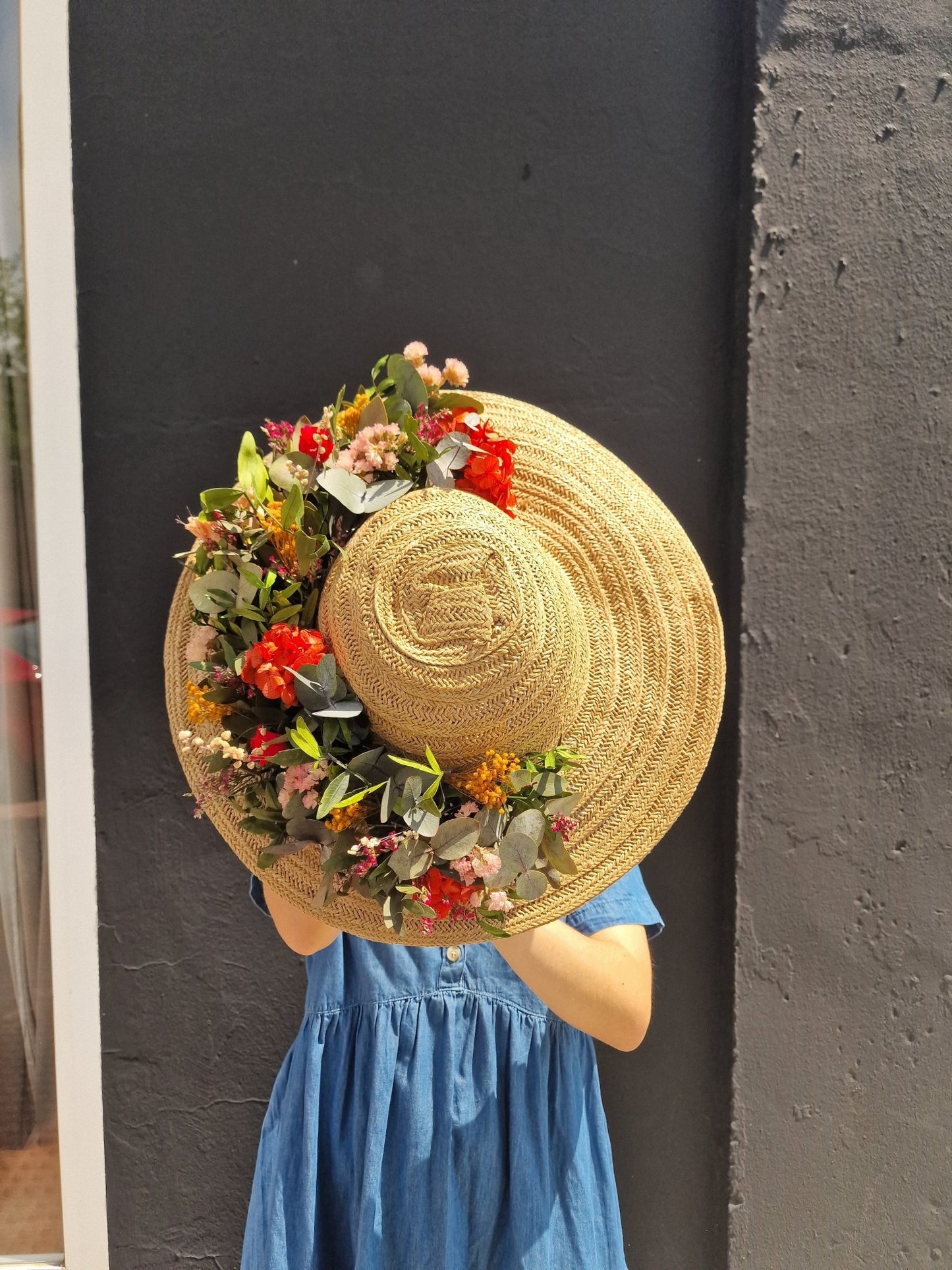 Sombrero artesanal Sombreros con Flores Preservadas hecho a mano en Taller Floral by Vera Kiperi Zaragoza