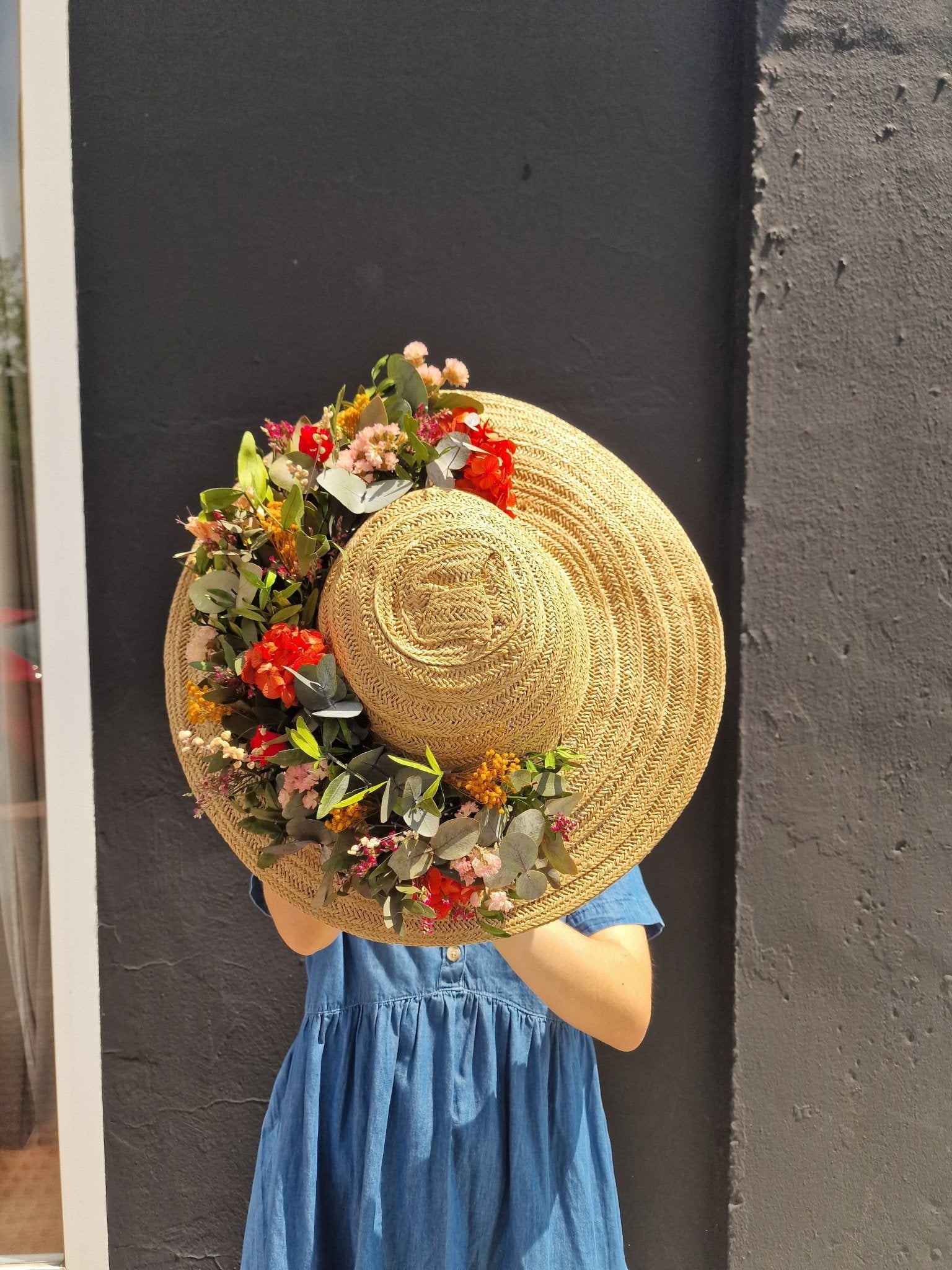 Sombrero artesanal Sombreros con Flores Preservadas hecho a mano en Taller Floral by Vera Kiperi Zaragoza