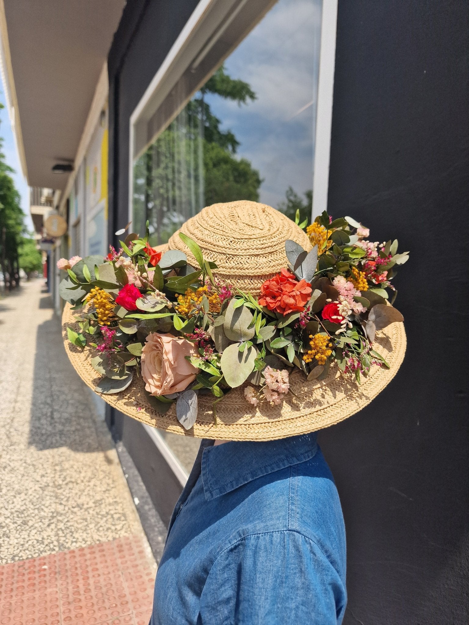 Sombrero artesanal Sombreros con Flores Preservadas hecho a mano en Taller Floral by Vera Kiperi Zaragoza