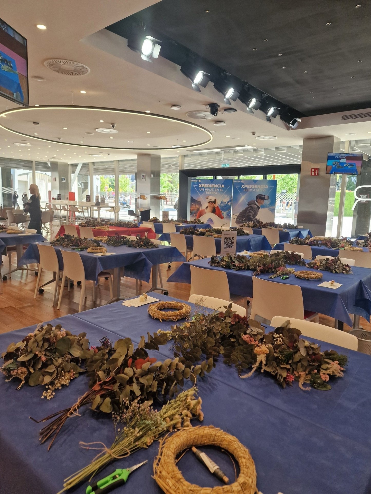 Taller artesanal Taller Corona de Flores Preservadas hecho a mano en Taller Floral by Vera Kiperi Zaragoza