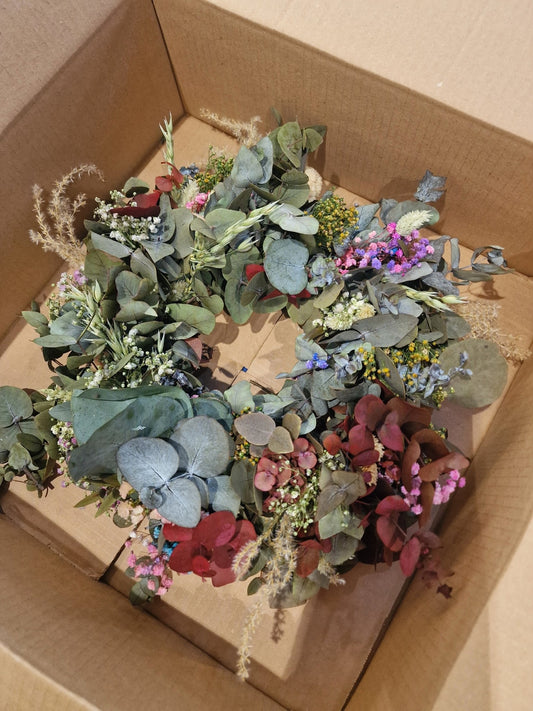 Taller artesanal Taller Corona de Flores Preservadas hecho a mano en Taller Floral by Vera Kiperi Zaragoza