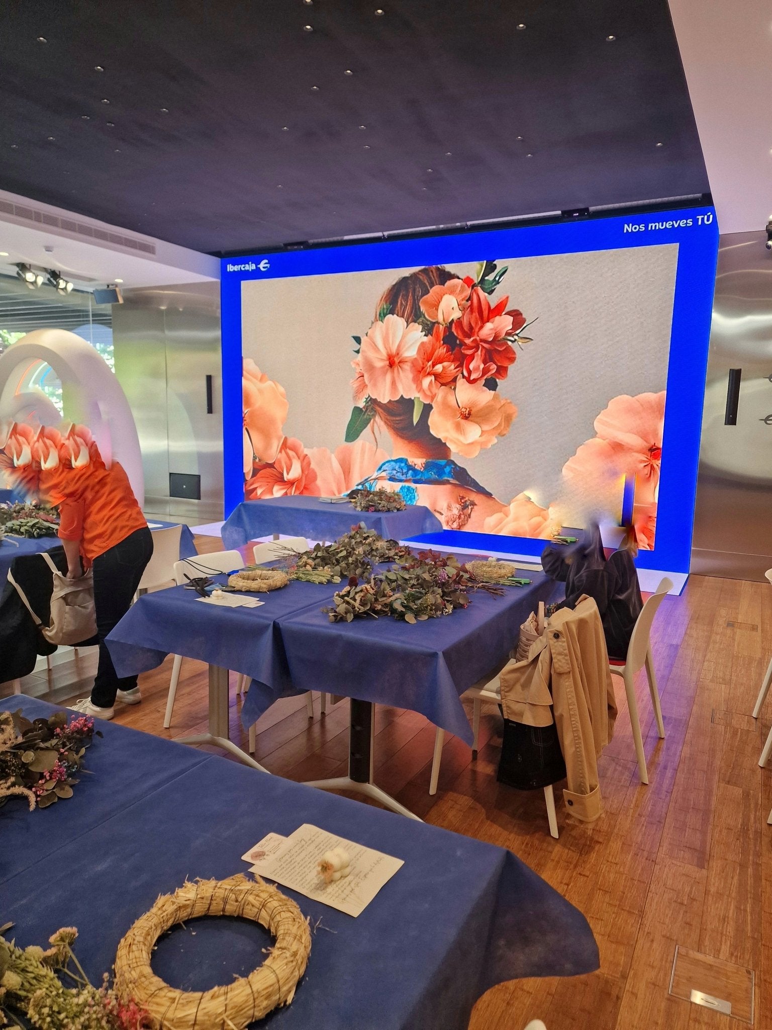 Taller artesanal Taller Corona de Flores Preservadas hecho a mano en Taller Floral by Vera Kiperi Zaragoza