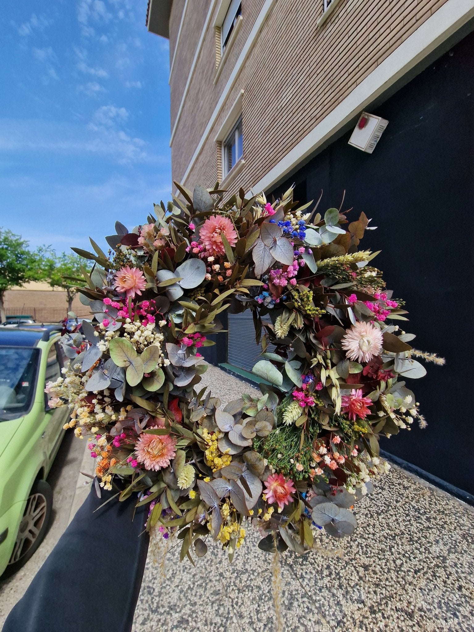 Taller artesanal Taller Corona de Flores Preservadas hecho a mano en Taller Floral by Vera Kiperi Zaragoza