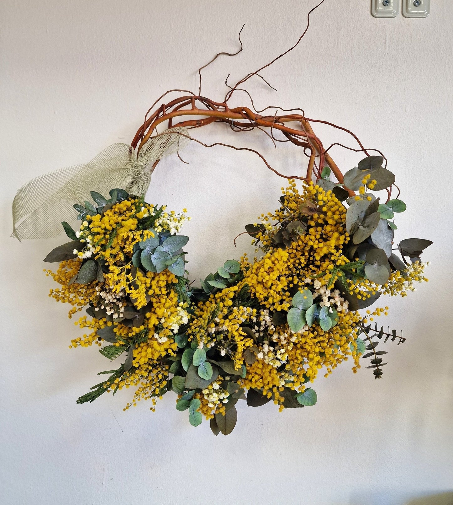 artesanal Taller Corona de Mimosa preservada hecho a mano en Taller Floral by Vera Kiperi Zaragoza