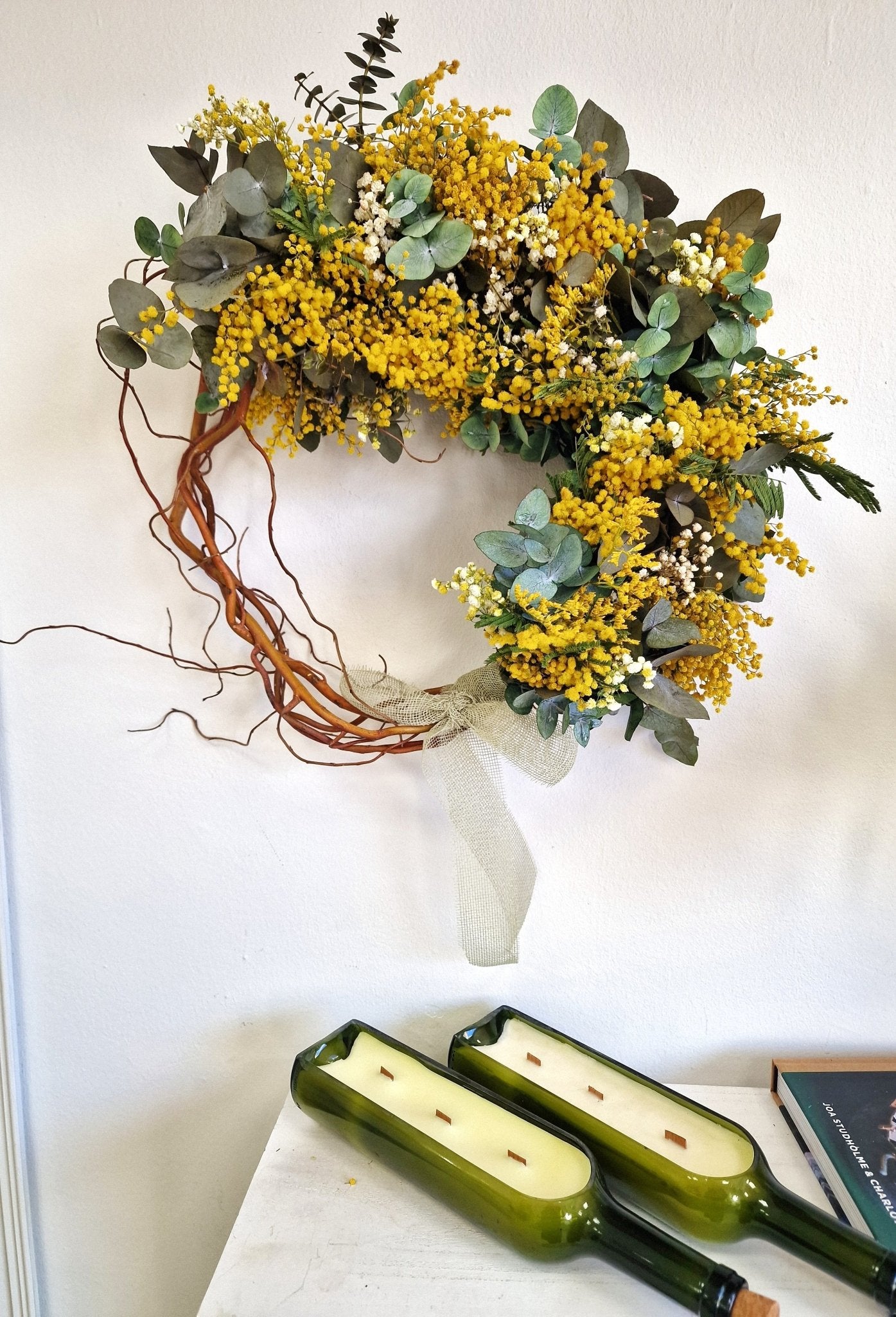 artesanal Taller Corona de Mimosa preservada hecho a mano en Taller Floral by Vera Kiperi Zaragoza