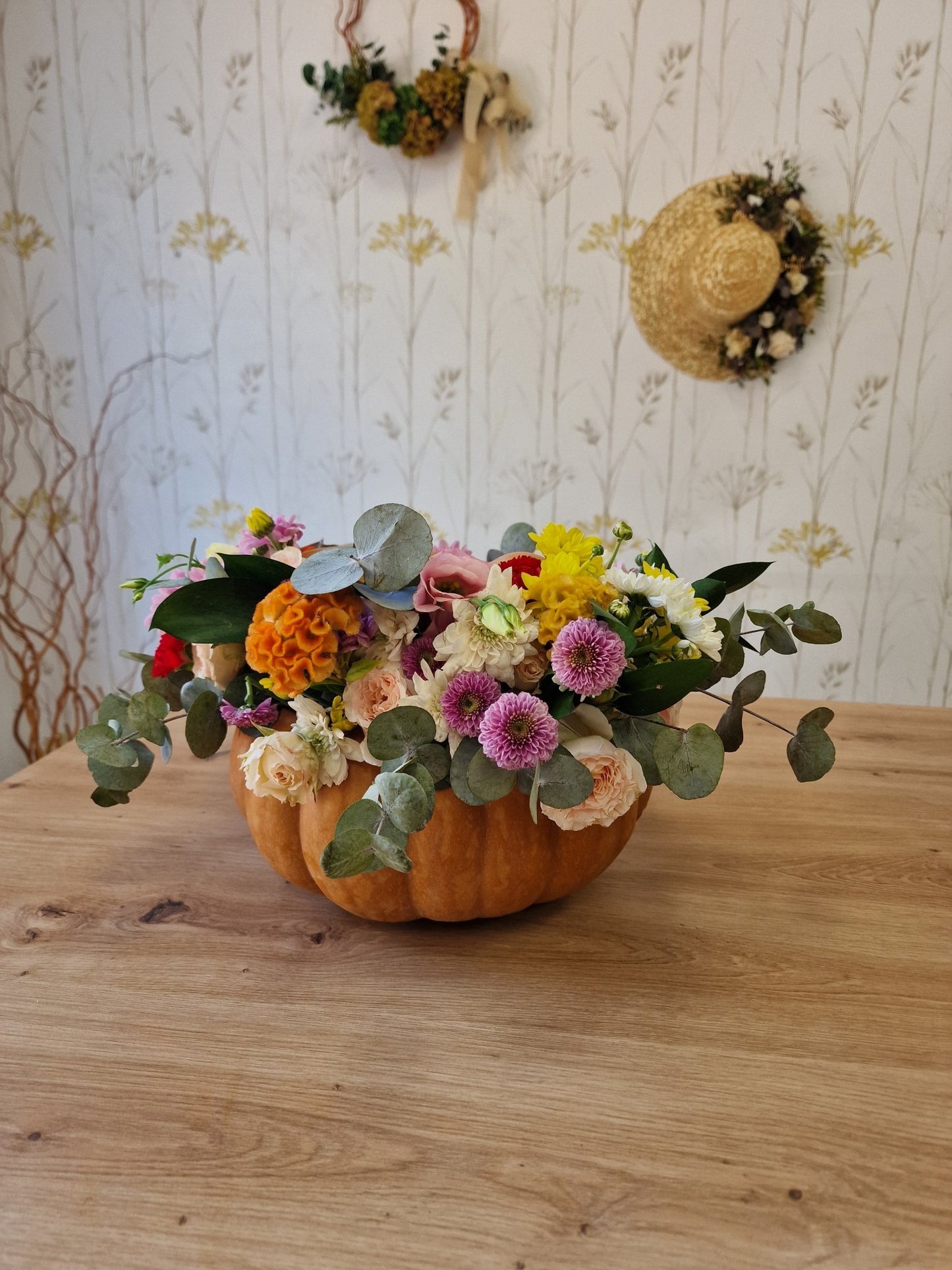 Taller artesanal Taller de Calabaza Decorada con Flores Naturales hecho a mano en Taller Floral by Vera Kiperi Zaragoza