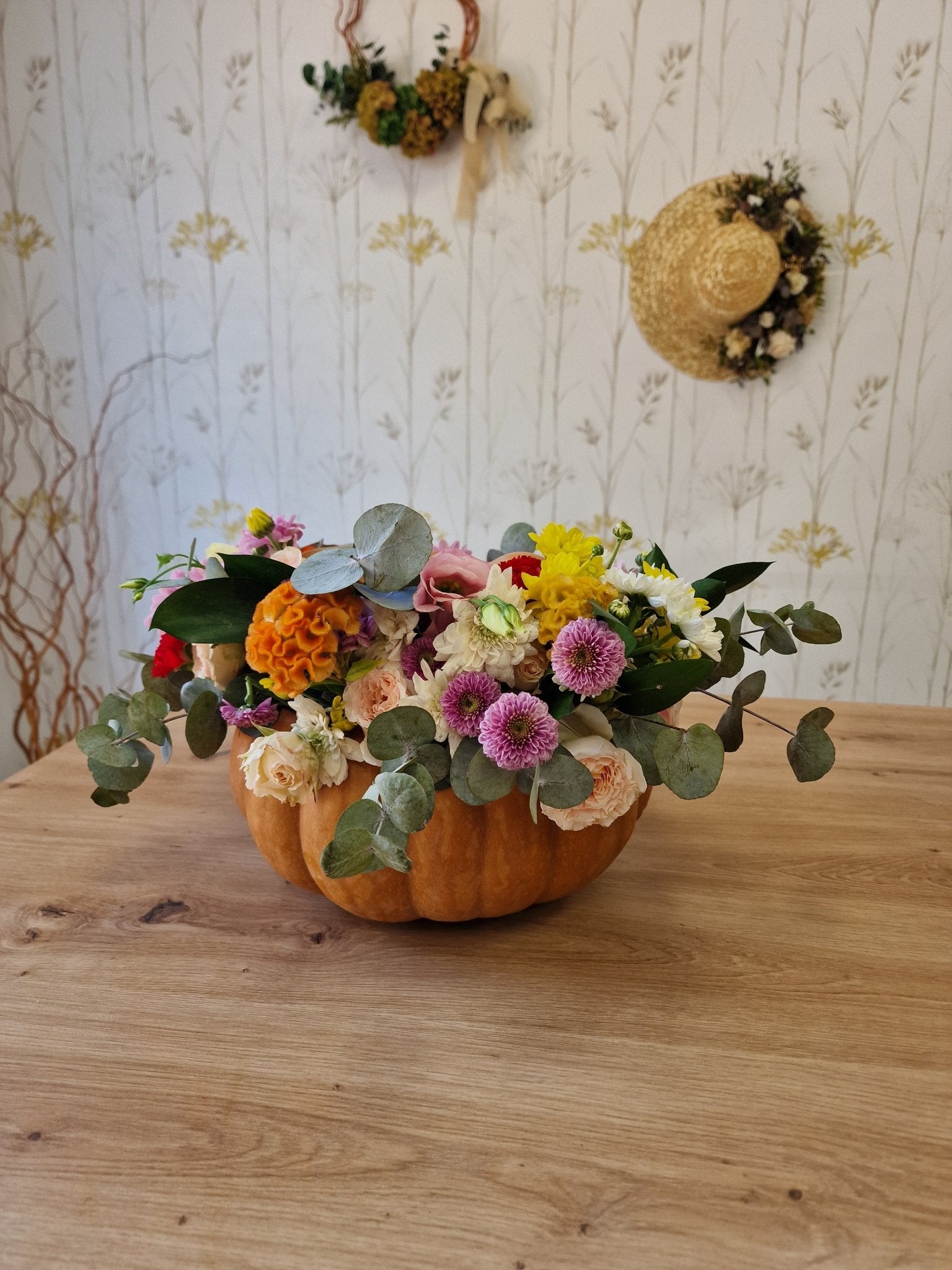 Taller artesanal Taller de Calabaza Decorada con Flores Naturales hecho a mano en Taller Floral by Vera Kiperi Zaragoza