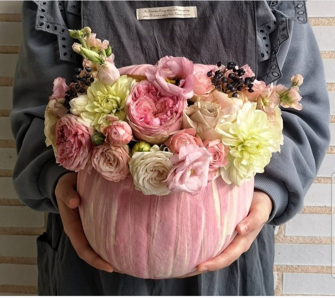 Taller artesanal Taller de Calabaza Decorada con Flores Naturales hecho a mano en Taller Floral by Vera Kiperi Zaragoza