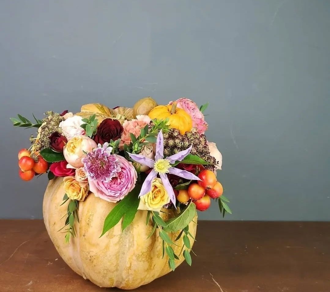 Taller artesanal Taller de Calabaza Decorada con Flores Naturales hecho a mano en Taller Floral by Vera Kiperi Zaragoza