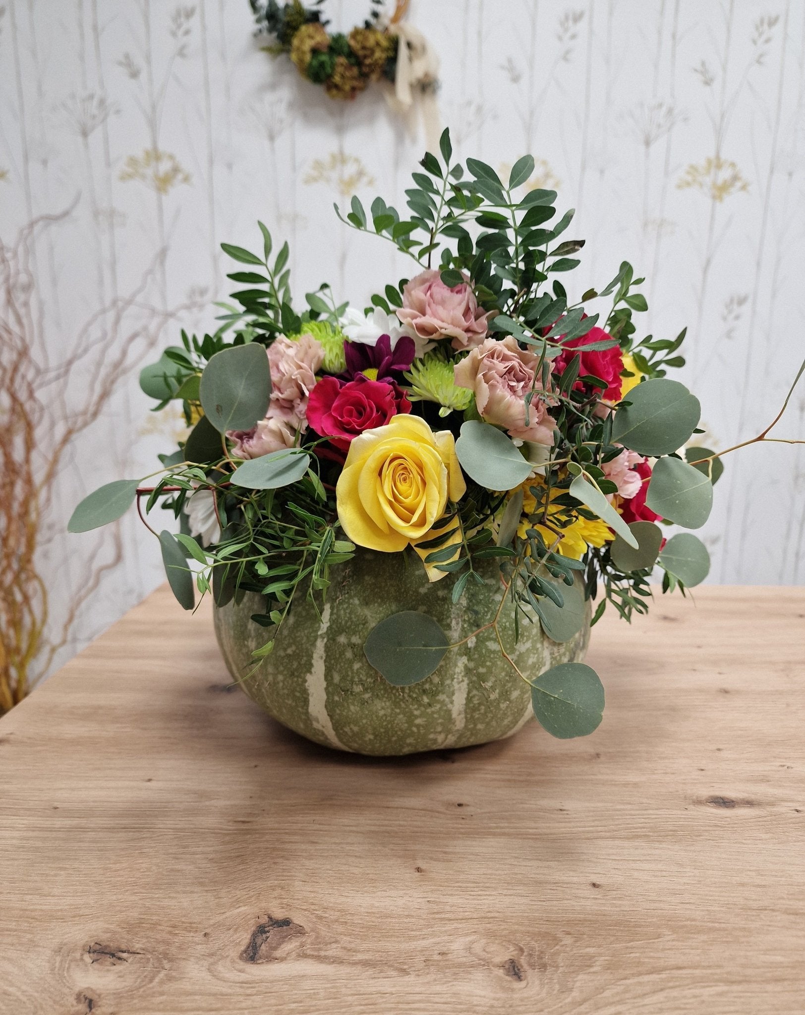 Taller artesanal Taller de Calabaza Decorada con Flores Naturales hecho a mano en Taller Floral by Vera Kiperi Zaragoza