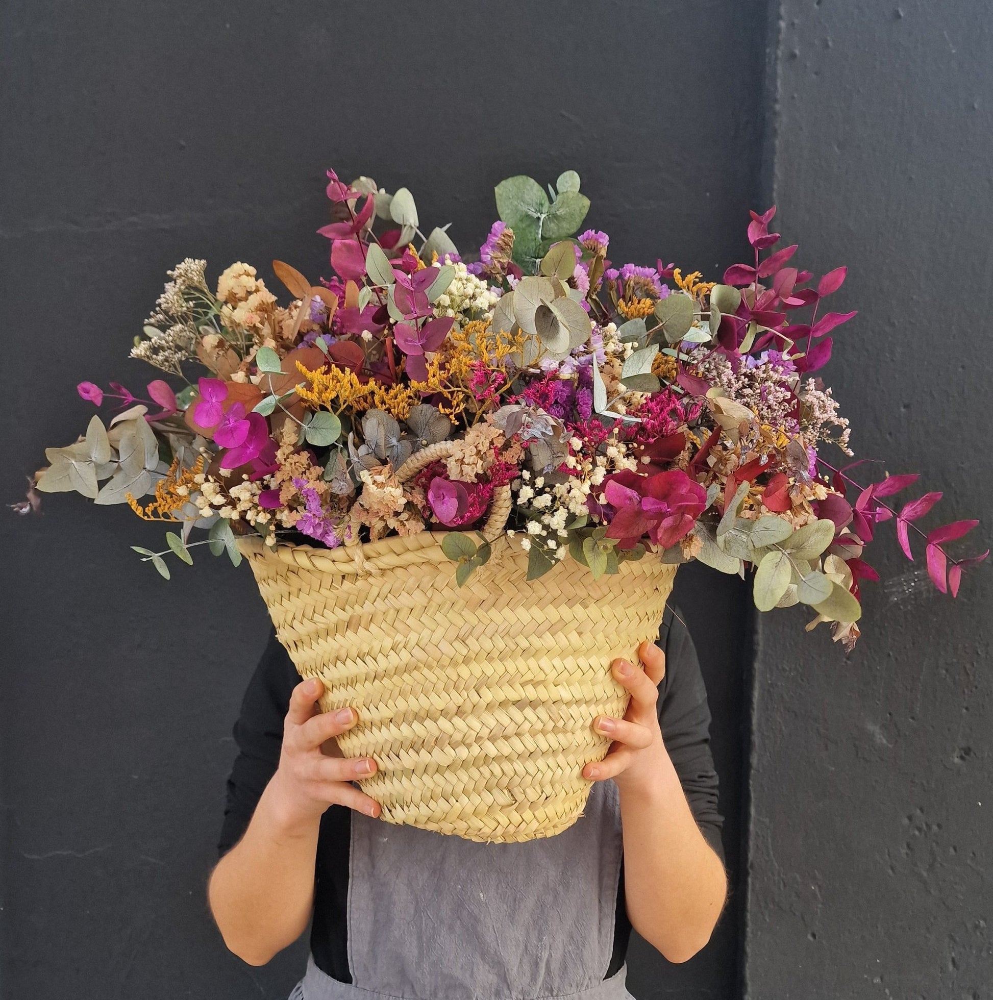 artesanal Taller de capazo con flores preservadas hecho a mano en Taller Floral by Vera Kiperi Zaragoza