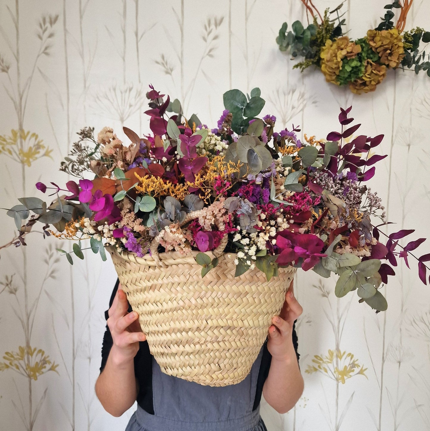 artesanal Taller de capazo con flores preservadas hecho a mano en Taller Floral by Vera Kiperi Zaragoza