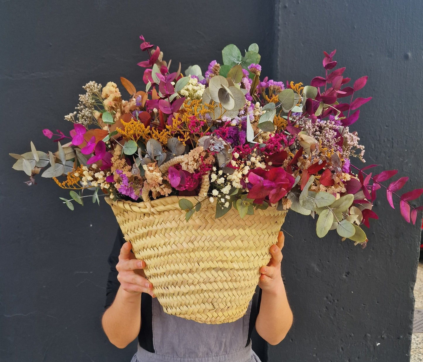 artesanal Taller de capazo con flores preservadas hecho a mano en Taller Floral by Vera Kiperi Zaragoza