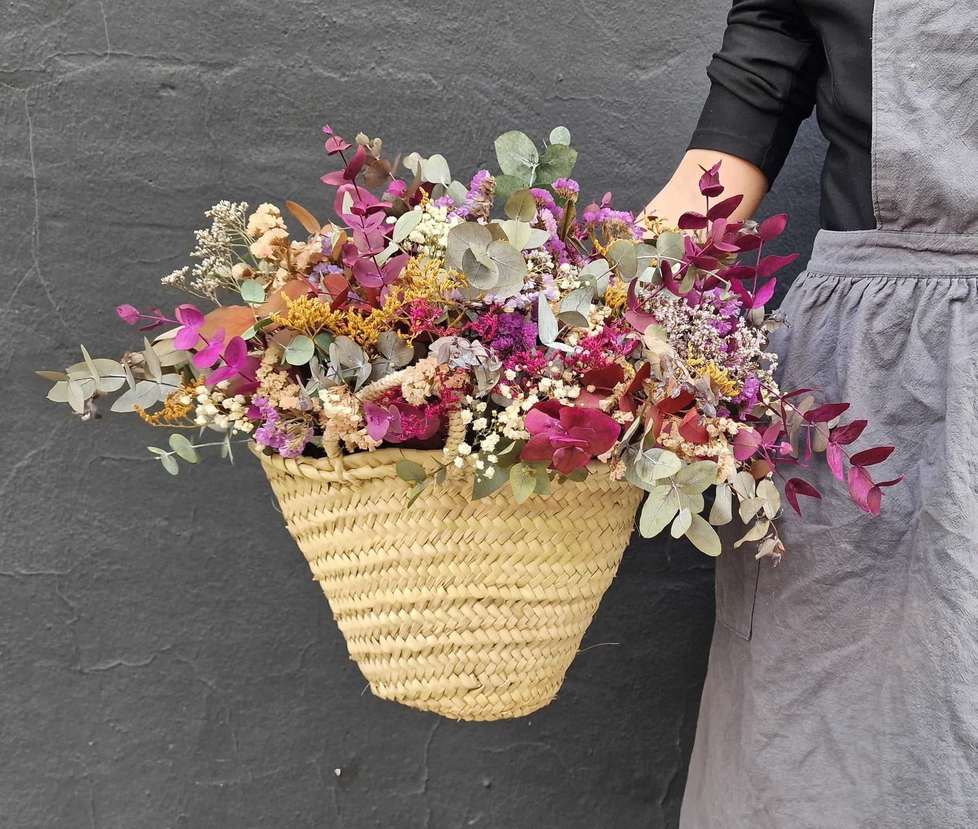 artesanal Taller de capazo con flores preservadas hecho a mano en Taller Floral by Vera Kiperi Zaragoza