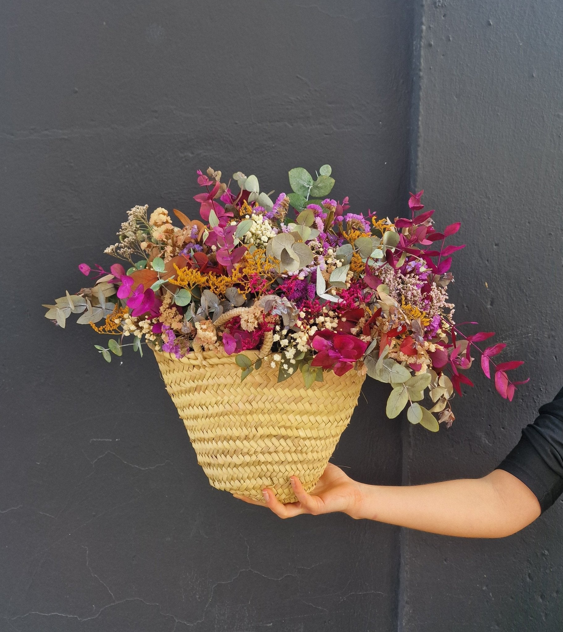 artesanal Taller de capazo con flores preservadas hecho a mano en Taller Floral by Vera Kiperi Zaragoza