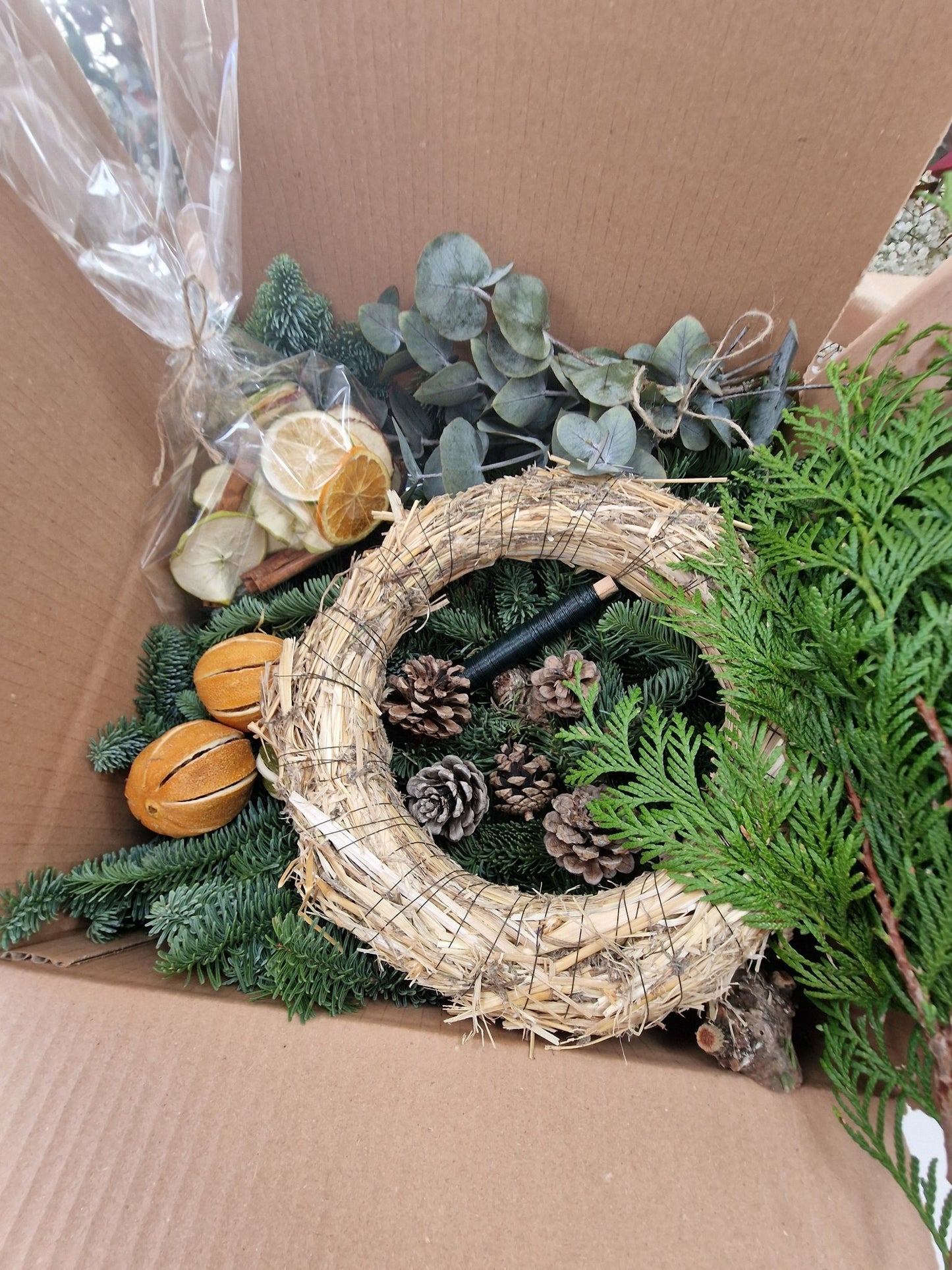 Taller artesanal Kit Corona navidena "Hazlo tu mismo" DIY hecho a mano en Taller Floral by Vera Kiperi Zaragoza