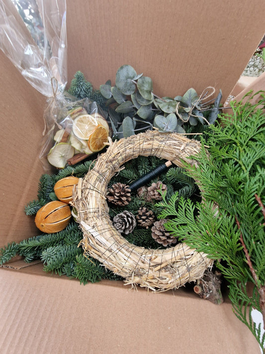 Taller artesanal Kit Corona navidena "Hazlo tu mismo" DIY hecho a mano en Taller Floral by Vera Kiperi Zaragoza