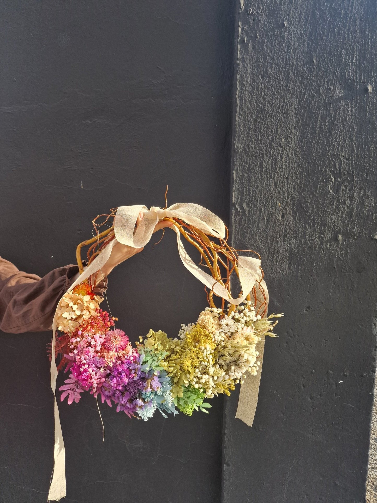 Taller artesanal Taller Corona Arcoiris con Flores preservadas hecho a mano en Taller Floral by Vera Kiperi Zaragoza