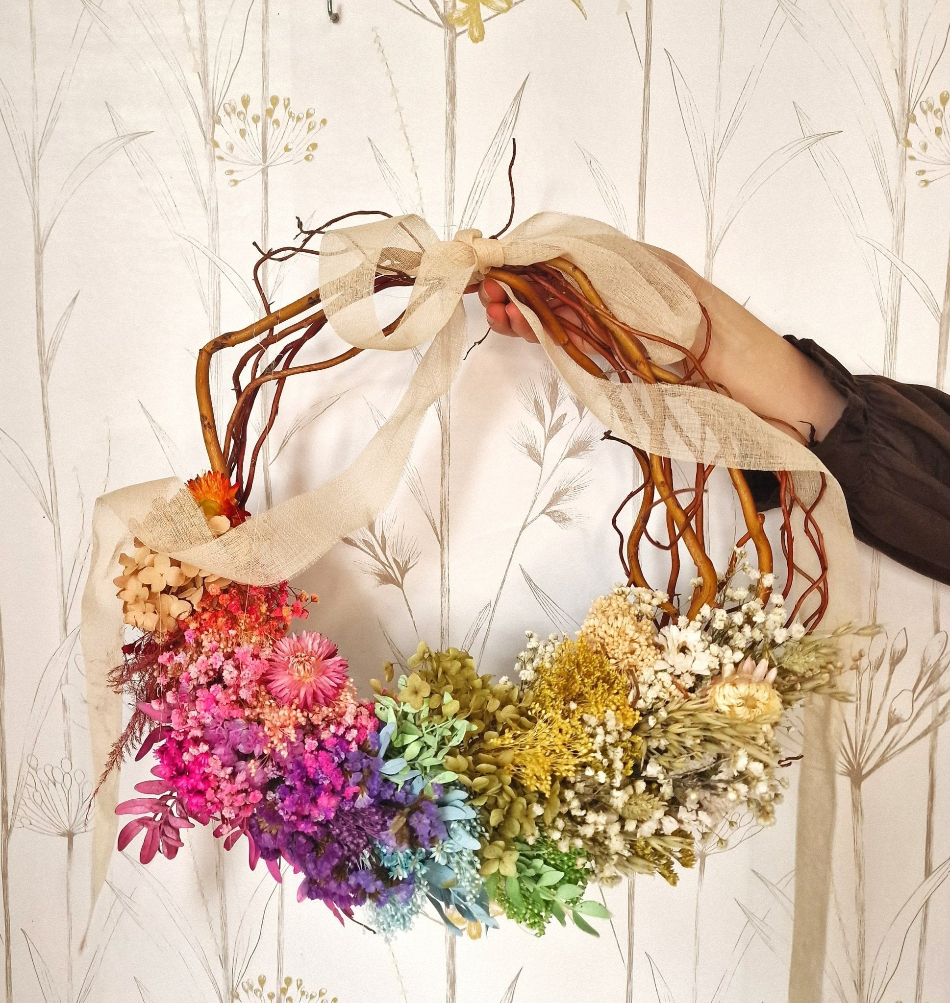 Taller artesanal Taller Corona Arcoiris con Flores preservadas hecho a mano en Taller Floral by Vera Kiperi Zaragoza