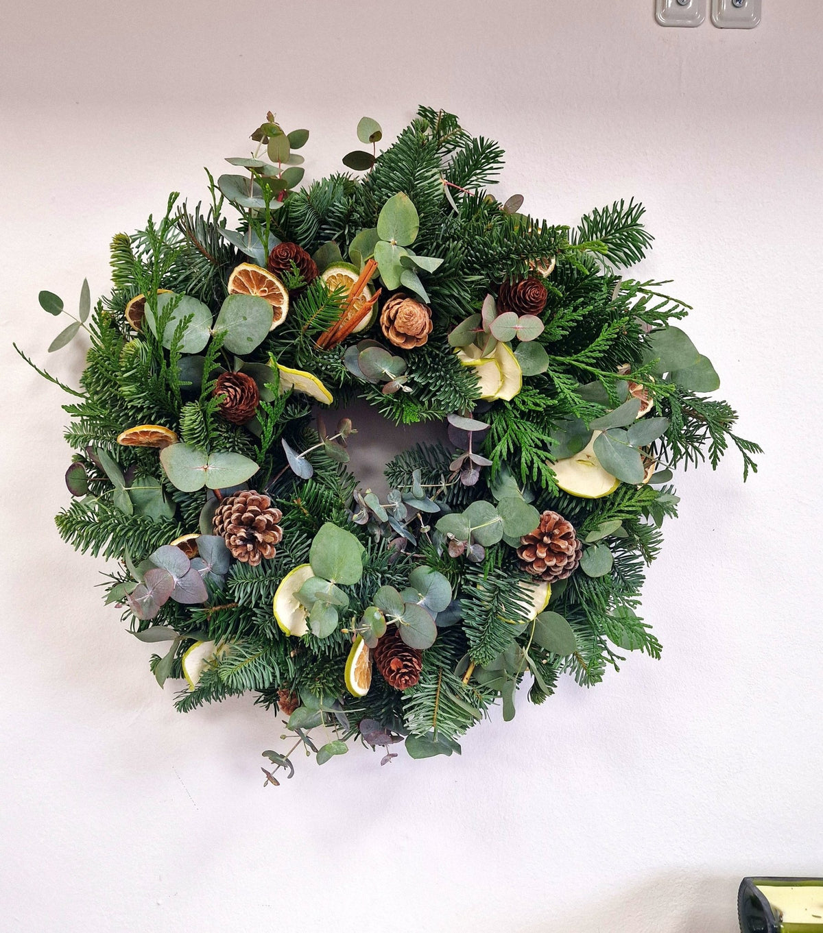 Taller artesanal Taller Corona de Navidad hecho a mano en Taller Floral by Vera Kiperi Zaragoza