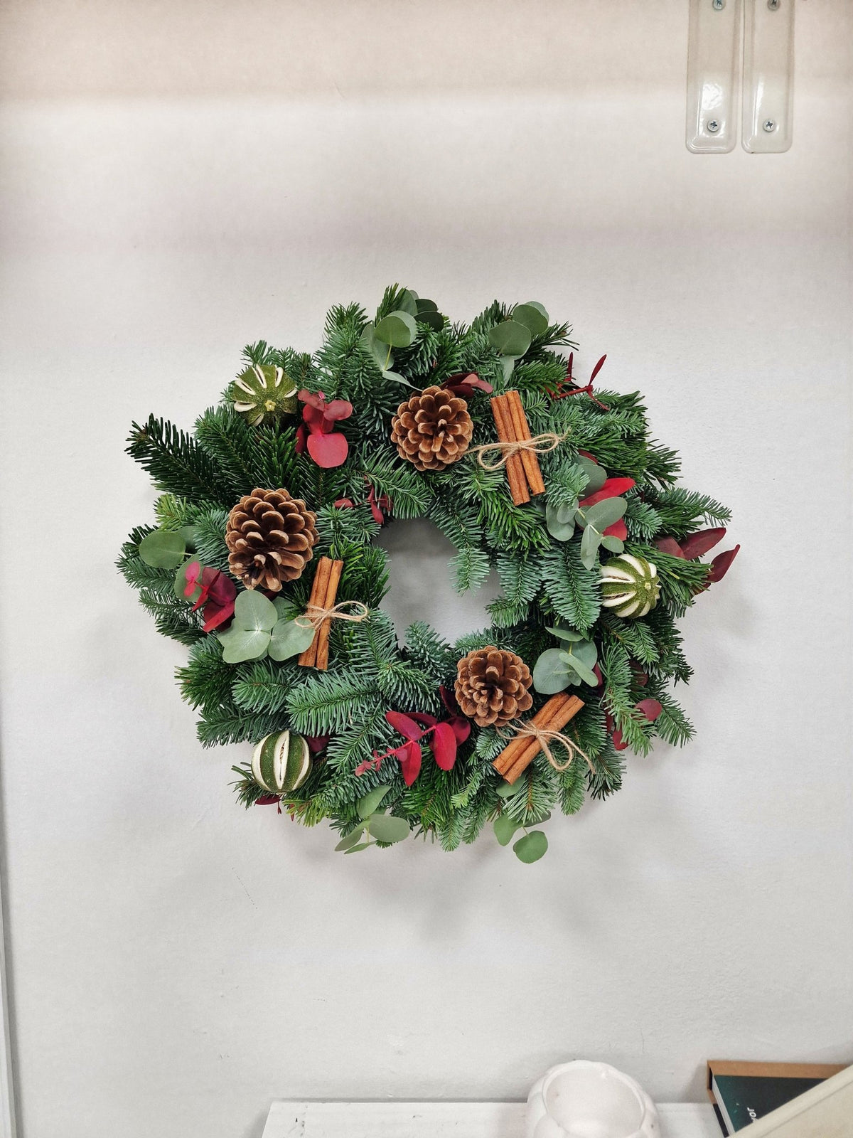 Taller artesanal Taller Corona de Navidad hecho a mano en Taller Floral by Vera Kiperi Zaragoza