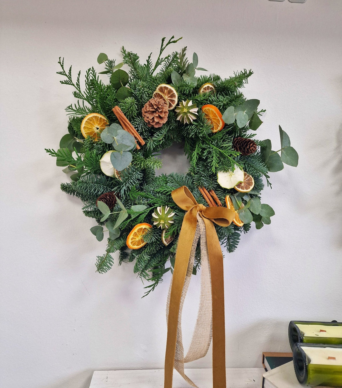 Taller artesanal Taller Corona de Navidad hecho a mano en Taller Floral by Vera Kiperi Zaragoza