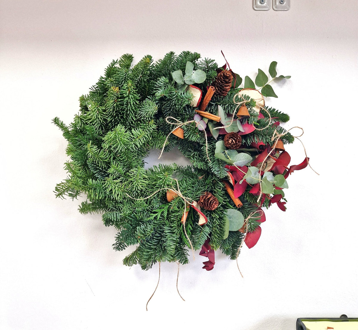 Taller artesanal Taller Corona de Navidad hecho a mano en Taller Floral by Vera Kiperi Zaragoza