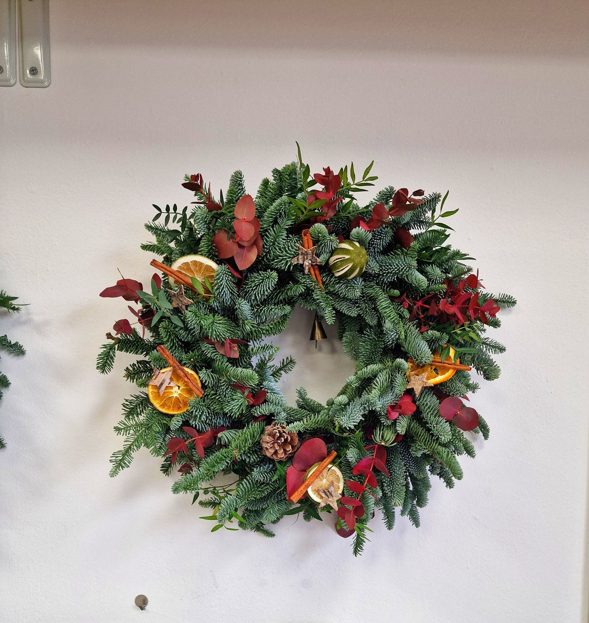 Taller artesanal Taller Corona de Navidad hecho a mano en Taller Floral by Vera Kiperi Zaragoza